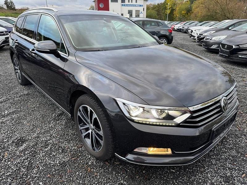 Grau Gebraucht 2019 VW Passat Highline Kombi | 16.395 € (Superpreis) - Bild 1/4
