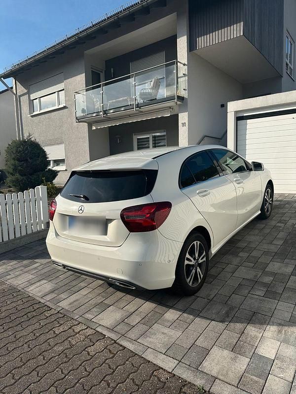 Gebraucht Mercedes A180 122 PS (89 kW) 2017 Weiß Kleinwagen