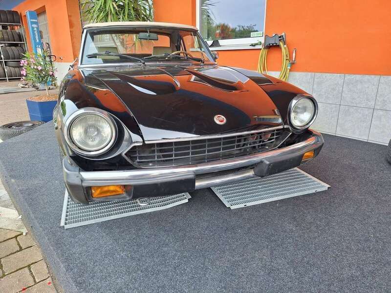 Schwarz Gebraucht 1981 Fiat 124 Spider Cabrio | 13.500 € - Bild 1/4