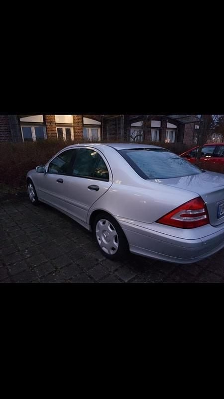 Grau Gebraucht 2006 Mercedes C180 Limousine | 7.200 € - Bild 1/4