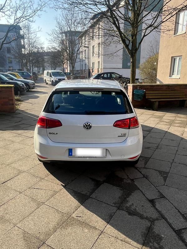 Gebraucht VW Golf VII 115 PS (84 kW) 2015 Weiß Kleinwagen