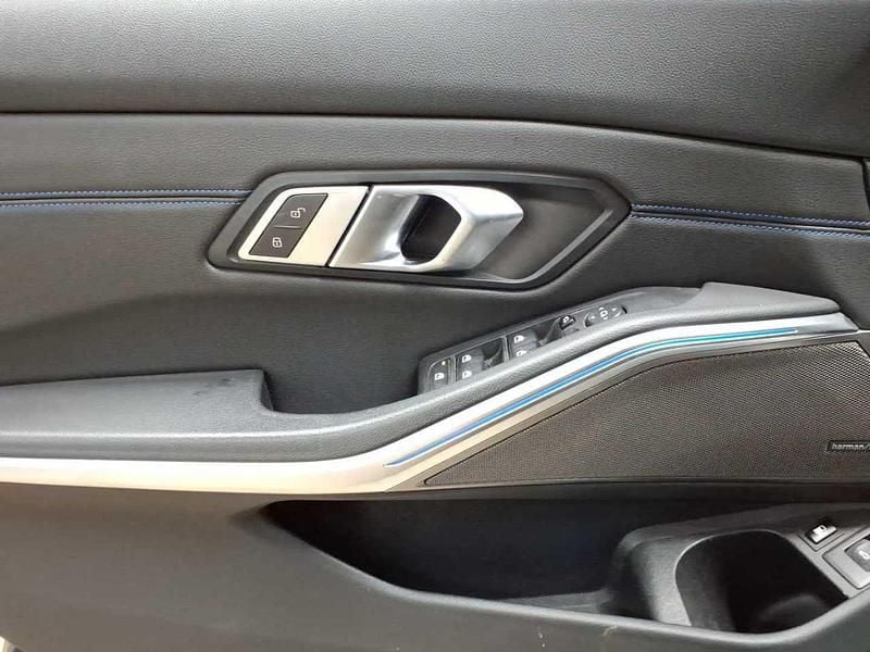 Gebraucht BMW 330e M Sport 184 PS (135 kW) 2020 Saphirschwarz metallic Kombi