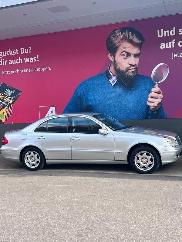 Silber Gebraucht 2002 Mercedes E200 Classic Limousine | 5.000 € - Bild 1/4