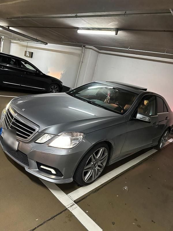 Silber Gebraucht 2010 Mercedes E500 Limousine | 14.000 € (Fairer Preis) - Bild 1/4
