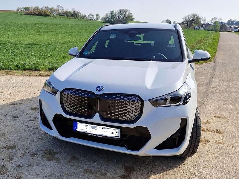 Weiß Gebraucht 2024 BMW iX1 M Sport SUV | 47.600 € (Fairer Preis) - Bild 1/4