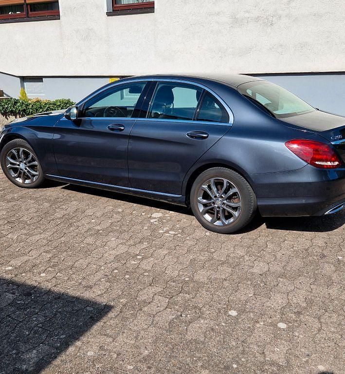 Grau Gebraucht 2017 Mercedes C200 Avantgarde Limousine | 20.400 € (Fairer Preis) - Bild 1/4