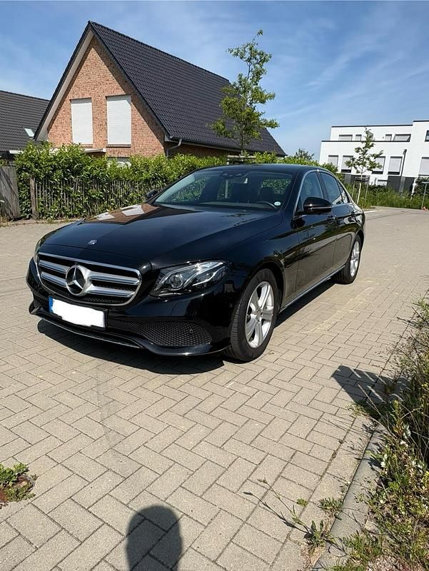 Schwarz Gebraucht 2016 Mercedes E220 Avantgarde Limousine | 25.990 € (Superpreis) - Bild 1/4