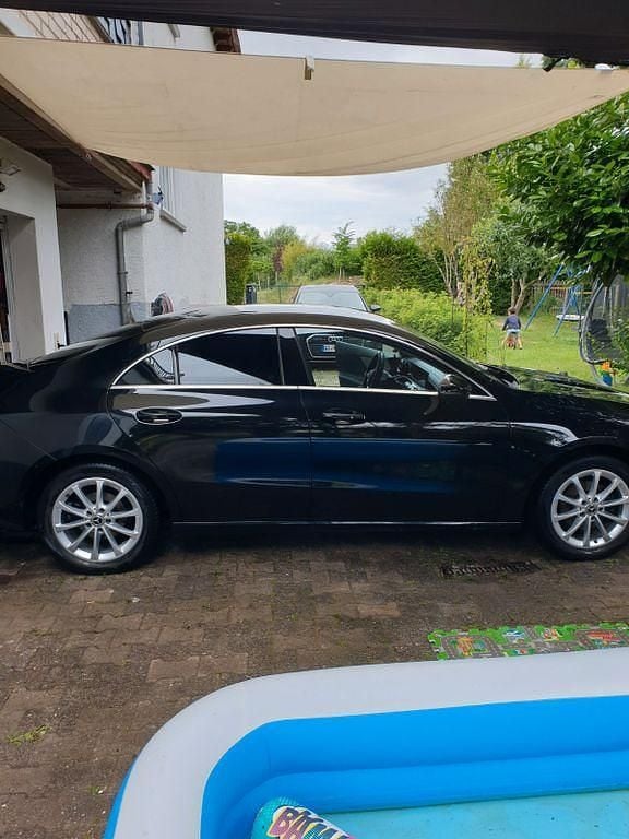 Schwarz Gebraucht 2020 Mercedes CLA180 Limousine | 17.000 € (Superpreis) - Bild 1/4