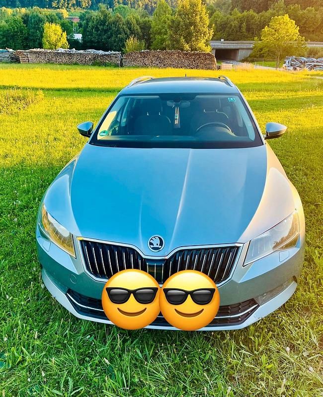 Grau Gebraucht 2017 Skoda Superb Kombi | 11.490 € (Fairer Preis) - Bild 1/4