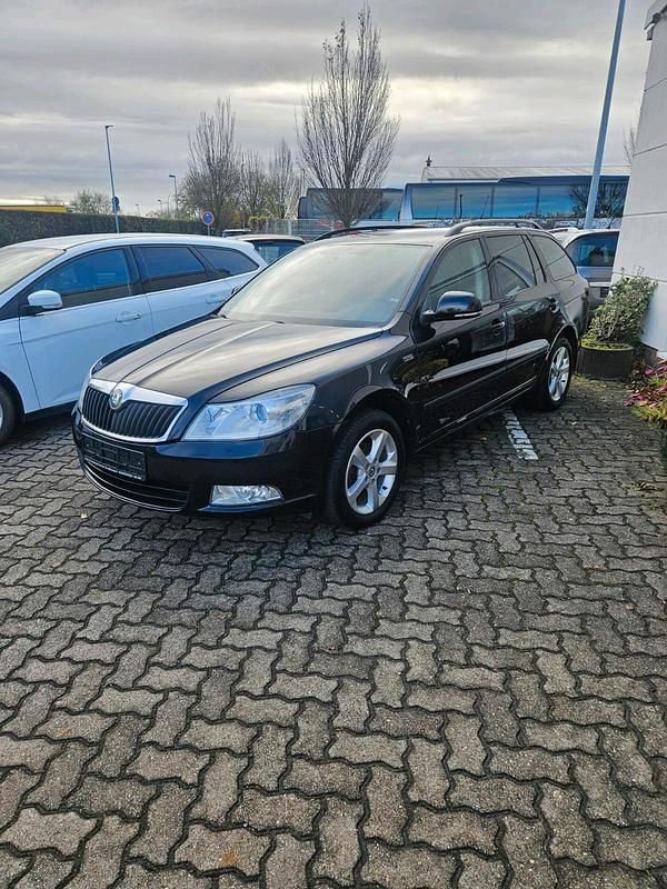 Schwarz Gebraucht 2012 Skoda Octavia Kombi | 8.390 € (Guter Preis) - Bild 1/4