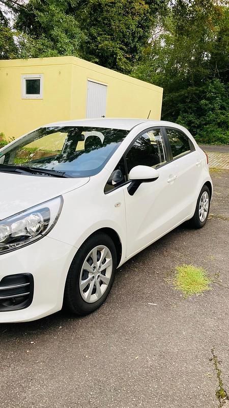 Gebraucht Kia Rio 84 PS (61 kW) 2015 Weiß Limousine