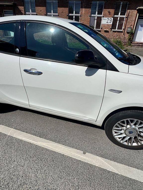 Second-hand Lancia Ypsilon 109 CP (80 kW) 2014 Alb Hatchback