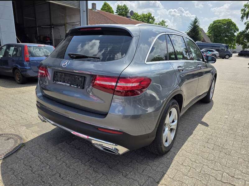 Grau Gebraucht 2017 Mercedes GLC220 SUV | 23.450 € (Fairer Preis) - Bild 1/4
