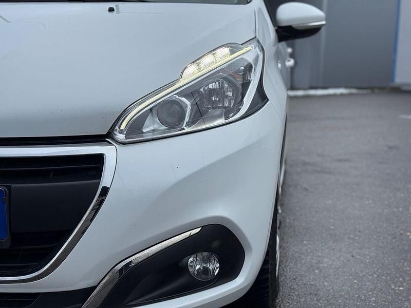 Gebraucht Peugeot 208 Active 82 PS (60 kW) 2017 Weiß Kleinwagen