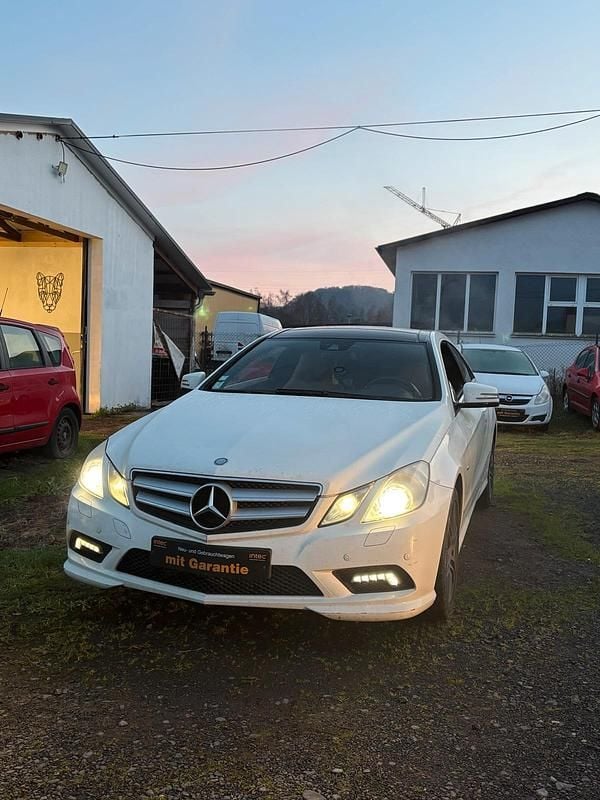 Weiß Gebraucht 2010 Mercedes E350 Coupé | 7.290 € (Fairer Preis) - Bild 1/4