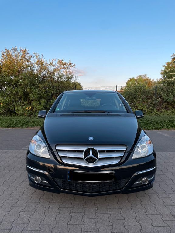 Schwarz Gebraucht 2009 Mercedes B200 Van / Kleinbus | 4.399 € (Fairer Preis) - Bild 1/4