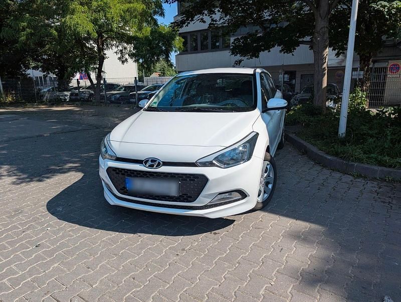 Gebraucht Hyundai i20 Classic 75 PS (55 kW) 2016 Weiß Kleinwagen