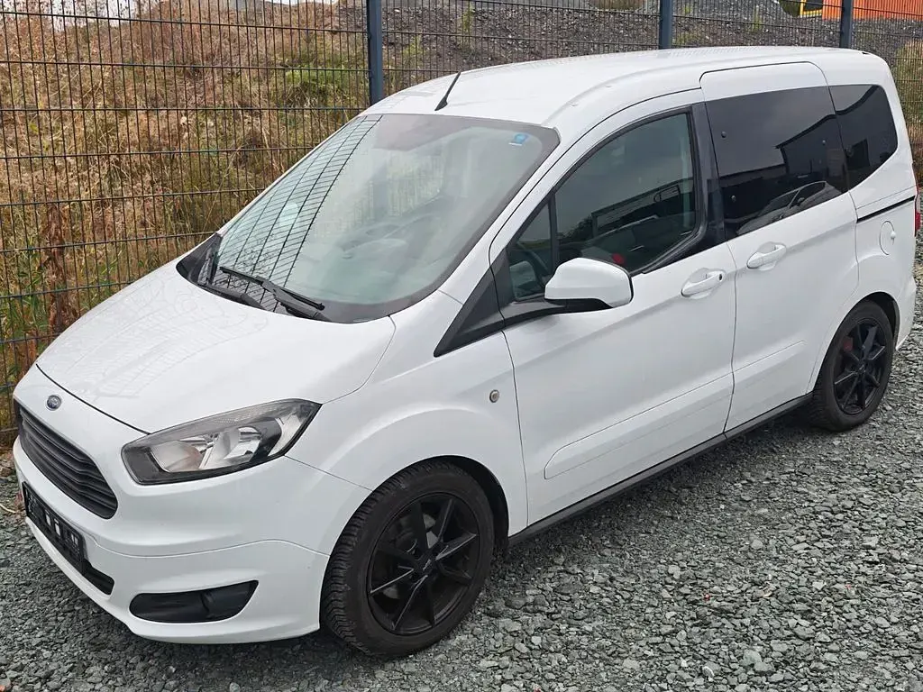 Gebraucht Ford Tourneo Courier 101 PS (74 kW) 2018 Weiß Van / Kleinbus