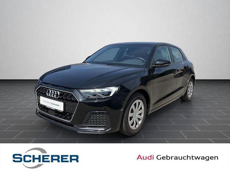 Mythosschwarz metallic (metallic) Gebraucht 2022 Audi A1 Sportback Advanced Plus Kleinwagen | 19.800 € (Guter Preis) - Bild 1/3