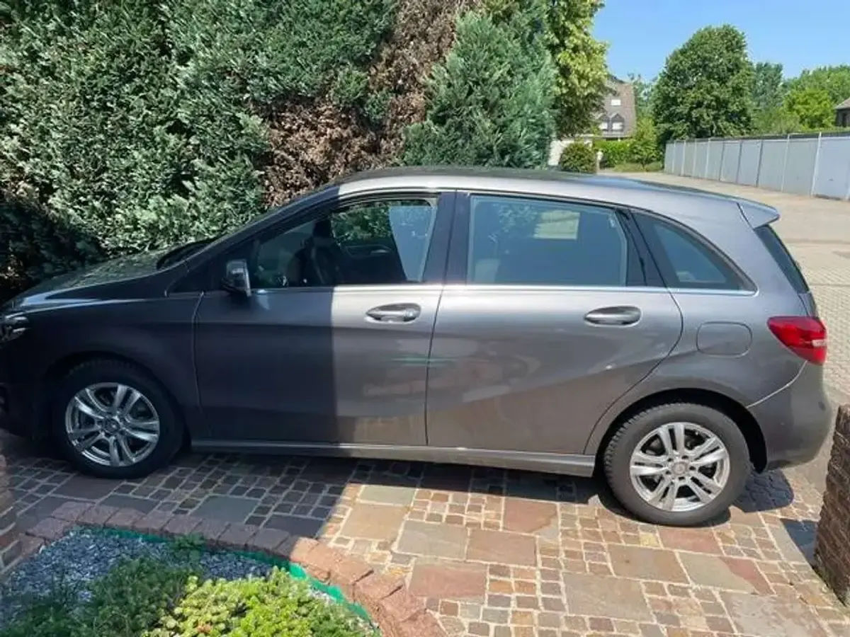 Gebraucht Mercedes B200 156 PS (114 kW) 2016 Grau Kleinwagen