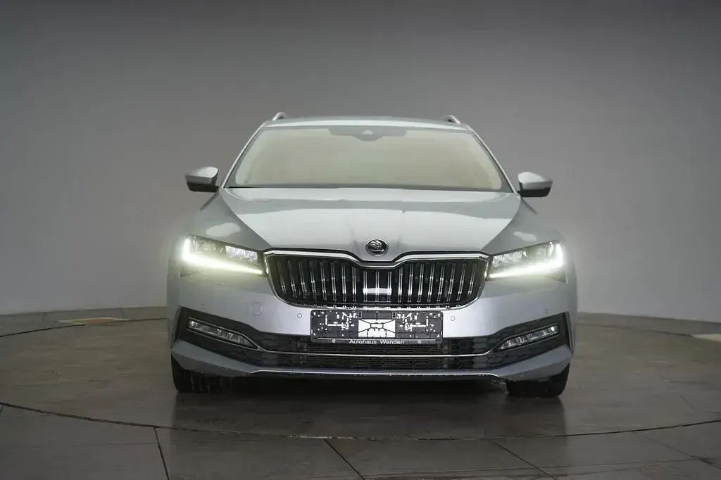 Gebraucht Skoda Superb LAURIN & KLEMENT 190 PS (139 kW) 2022 Silber Limousine