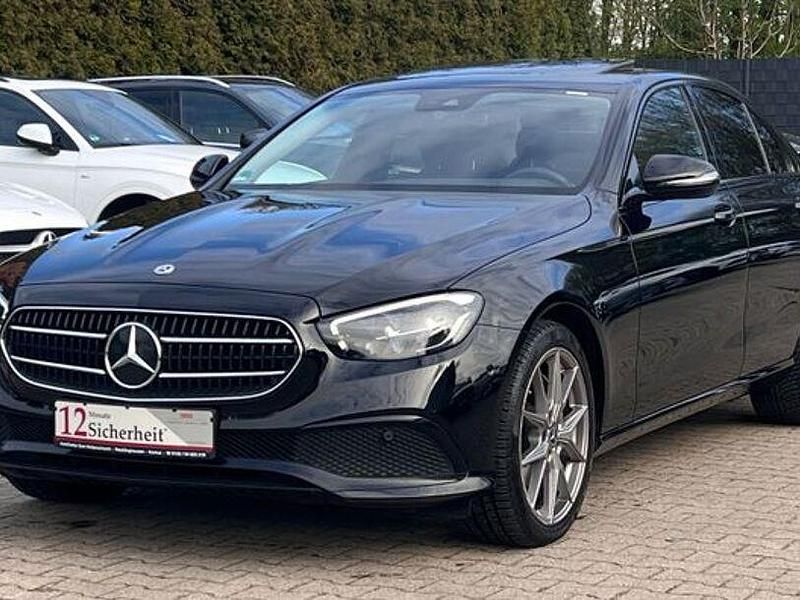 Gebraucht Mercedes E300 Night 194 PS (142 kW) 2022 Schwarz/baltic black Limousine