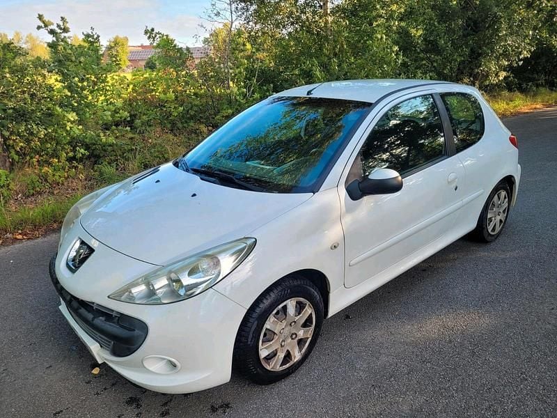 Weiß Gebraucht 2011 Peugeot 206+ Kleinwagen | 2.200 € (Etwas zu teuer) - Bild 1/4