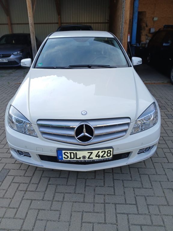 Weiß Gebraucht 2011 Mercedes C180 Limousine | 9.980 € (Superpreis) - Bild 1/4