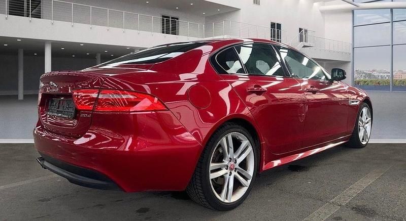 Gebraucht Jaguar XE R-Sport 179 PS (131 kW) 2016 Rot Limousine