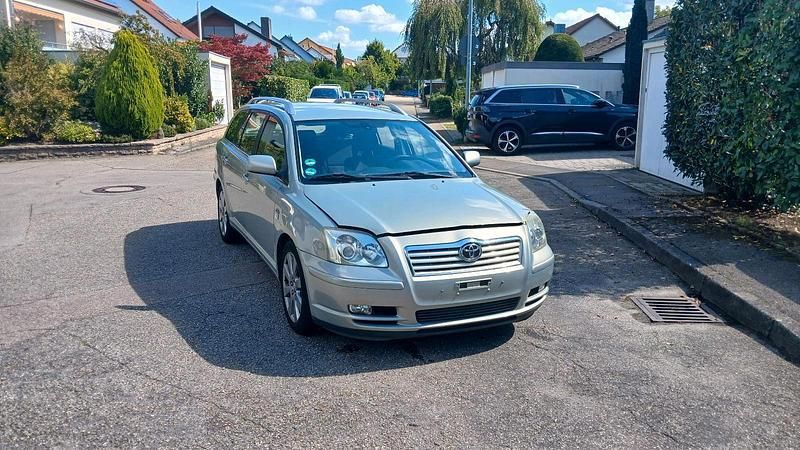Gold Gebraucht 2005 Toyota Avensis Kombi | 1.900 € - Bild 1/4