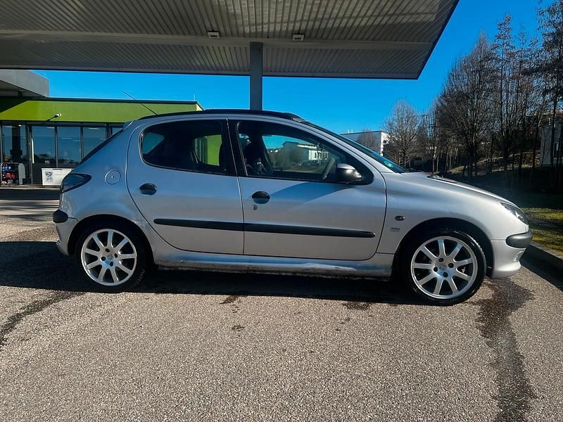 Gebraucht Peugeot 206 109 PS (80 kW) 2002 Silber Kleinwagen