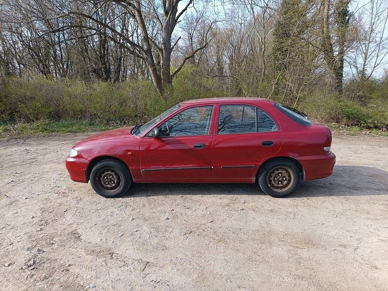 Gebraucht Hyundai Accent 75 PS (55 kW) 1999 Rot Limousine