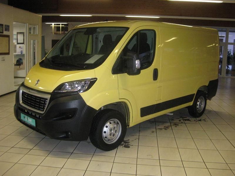 Gelb Gebraucht 2023 Peugeot Boxer Van | 20.990 € (Fairer Preis) - Bild 1/4