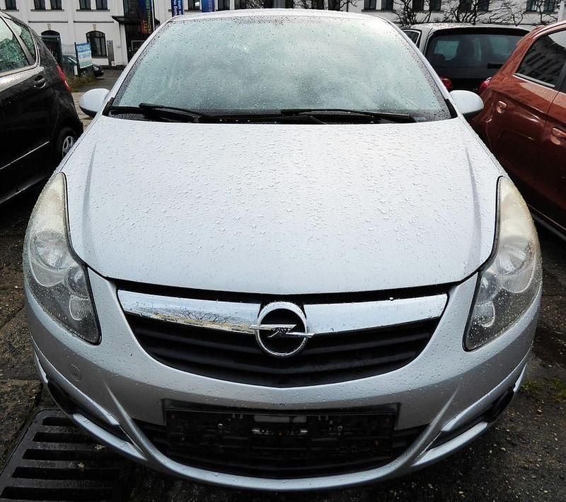 Gebraucht Opel Corsa Edition 95 PS (69 kW) 2010 Silber Kleinwagen