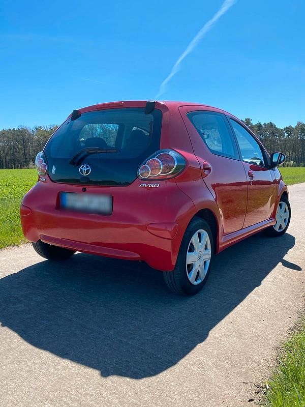 Gebraucht Toyota Aygo 68 PS (50 kW) 2010 Rot Kleinwagen