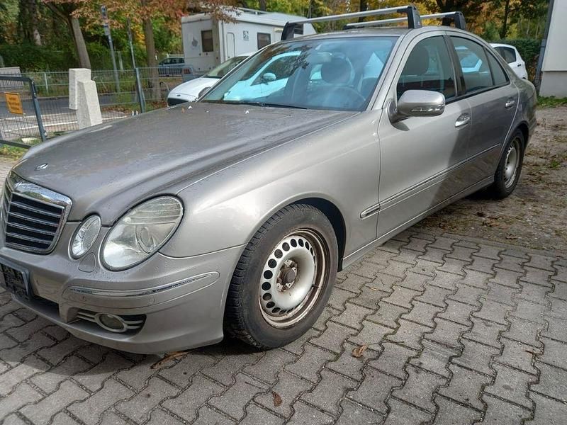 Grau Gebraucht 2009 Mercedes E200 Avantgarde Limousine | 8.990 € (Guter Preis) - Bild 1/4