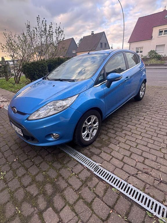 Gebraucht Ford Fiesta Titanium 90 PS (66 kW) 2010 Blau Kleinwagen