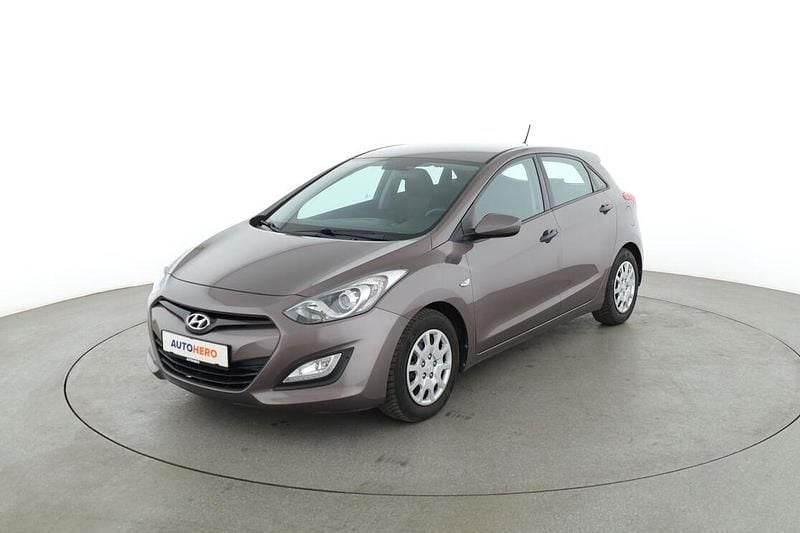 Grau Gebraucht 2015 Hyundai i30 Classic Limousine | 9.240 € (Fairer Preis) - Bild 1/3