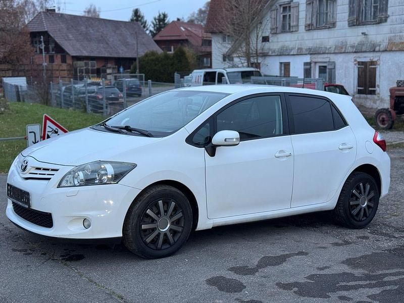 Weiß Gebraucht 2010 Toyota Auris Limousine | 3.490 € (Guter Preis) - Bild 1/4