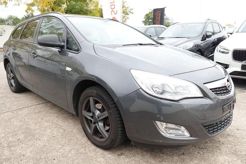 Gebraucht Opel Astra Design Edition 140 PS (102 kW) 2011 Grau Kombi