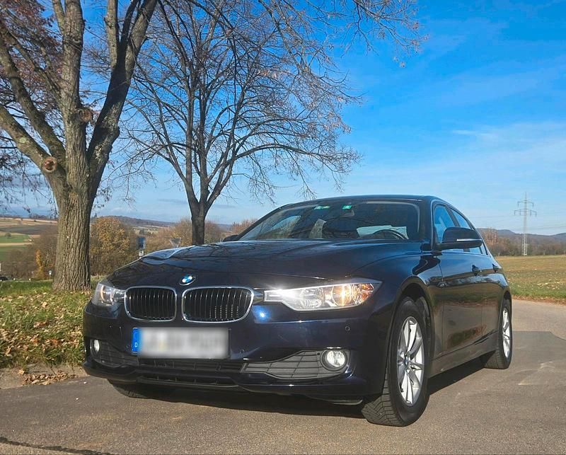 Blau Gebraucht 2013 BMW 320 Limousine | 12.999 € (Guter Preis) - Bild 1/4