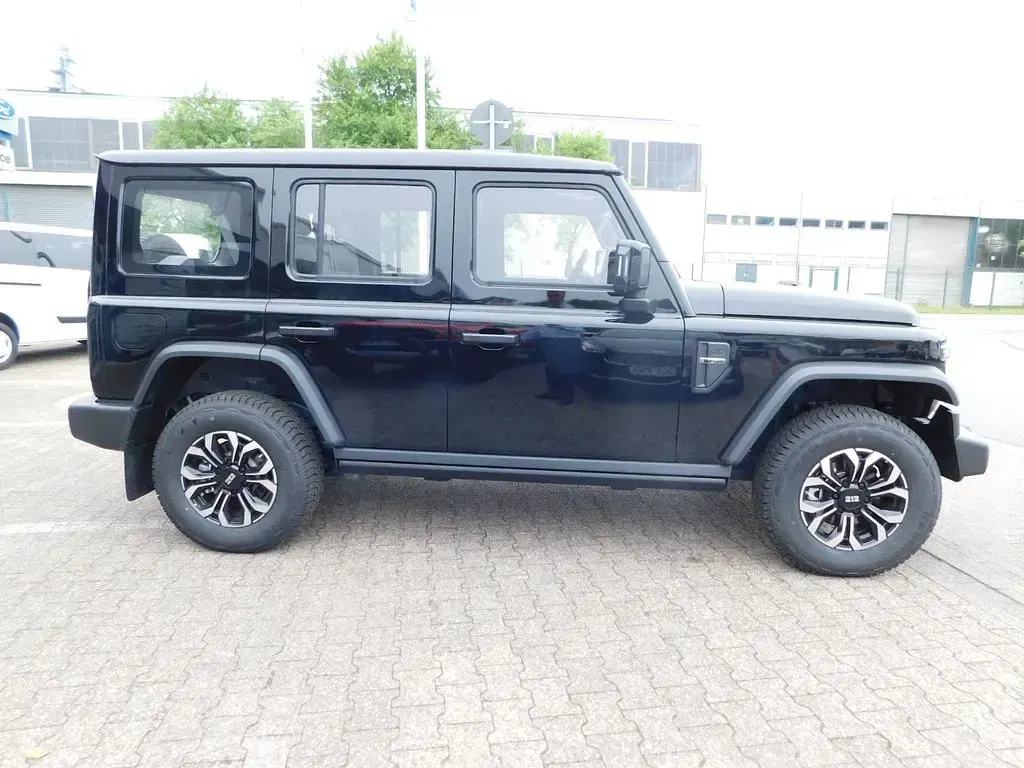 Neu BAW 212 166 PS (122 kW) 2026 Schwarz SUV