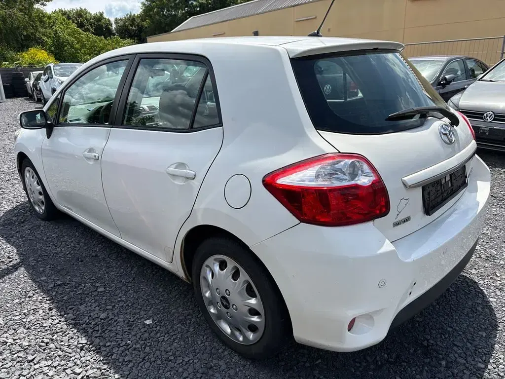 Gebraucht Toyota Auris Edition 90 PS (66 kW) 2011 Weiß Kleinwagen