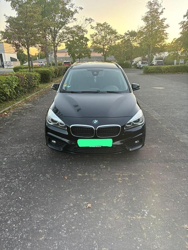 Schwarz Gebraucht 2015 BMW 218 Van / Kleinbus | 8.900 € (Teuer) - Bild 1/4