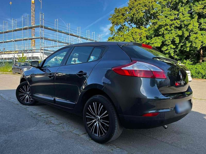 Gebraucht Renault Mégane 101 PS (74 kW) 2012 Grau Limousine