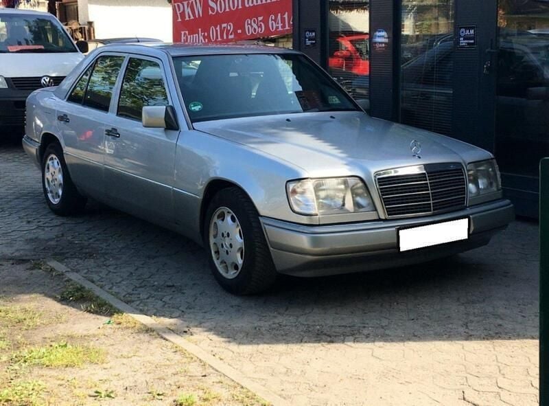 Silber Gebraucht 1994 Mercedes E200 Limousine | 7.500 € - Bild 1/4