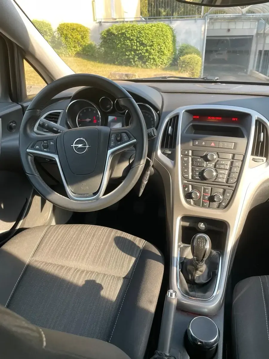 Gebraucht Opel Astra 101 PS (74 kW) 2011 Schwarz Limousine