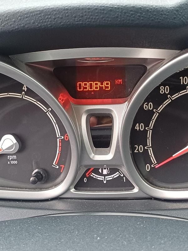 Gebraucht Ford Fiesta Titanium 82 PS (60 kW) 2012 Weiß Kleinwagen