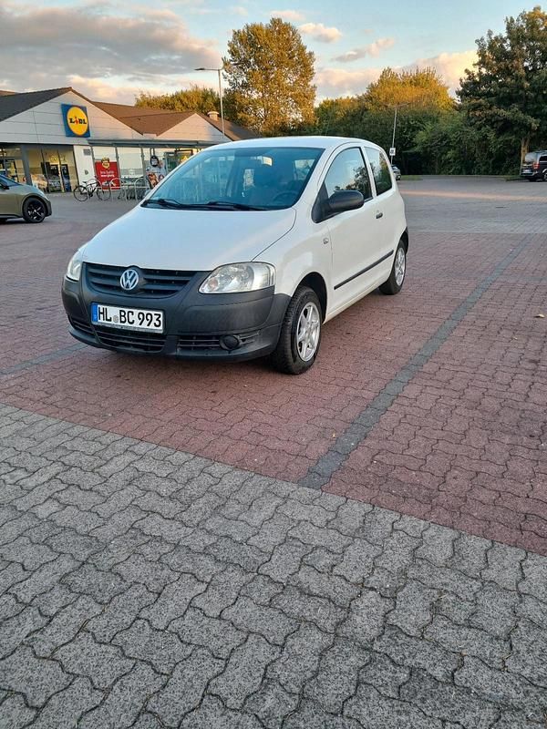 Weiß Gebraucht 2011 VW Fox Kleinwagen | 2.490 € (Fairer Preis) - Bild 1/4