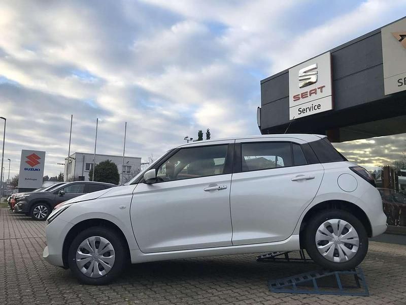 Neu Suzuki Swift 83 PS (61 kW) 2025 Pure white pearl metallic Kleinwagen